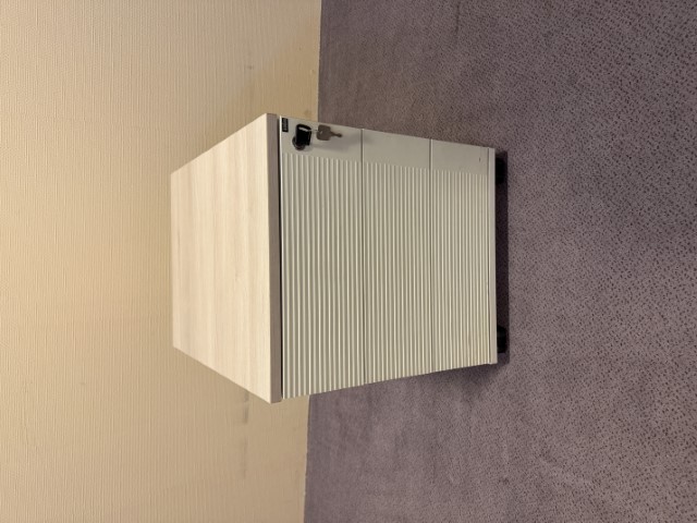 Bijeli metalni ladičar