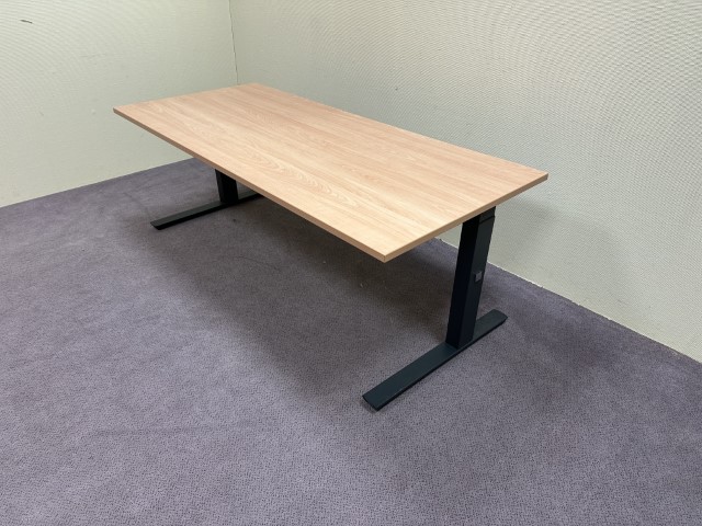 Manualno podesiv uredski stol